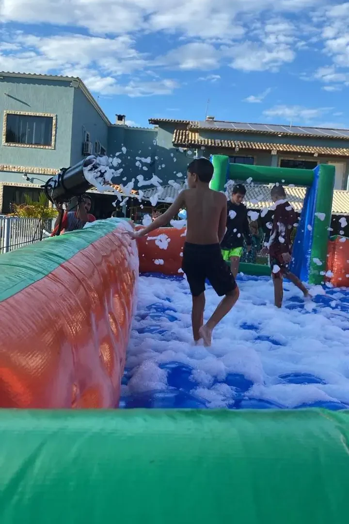 Criança brincando no futebol de sabão